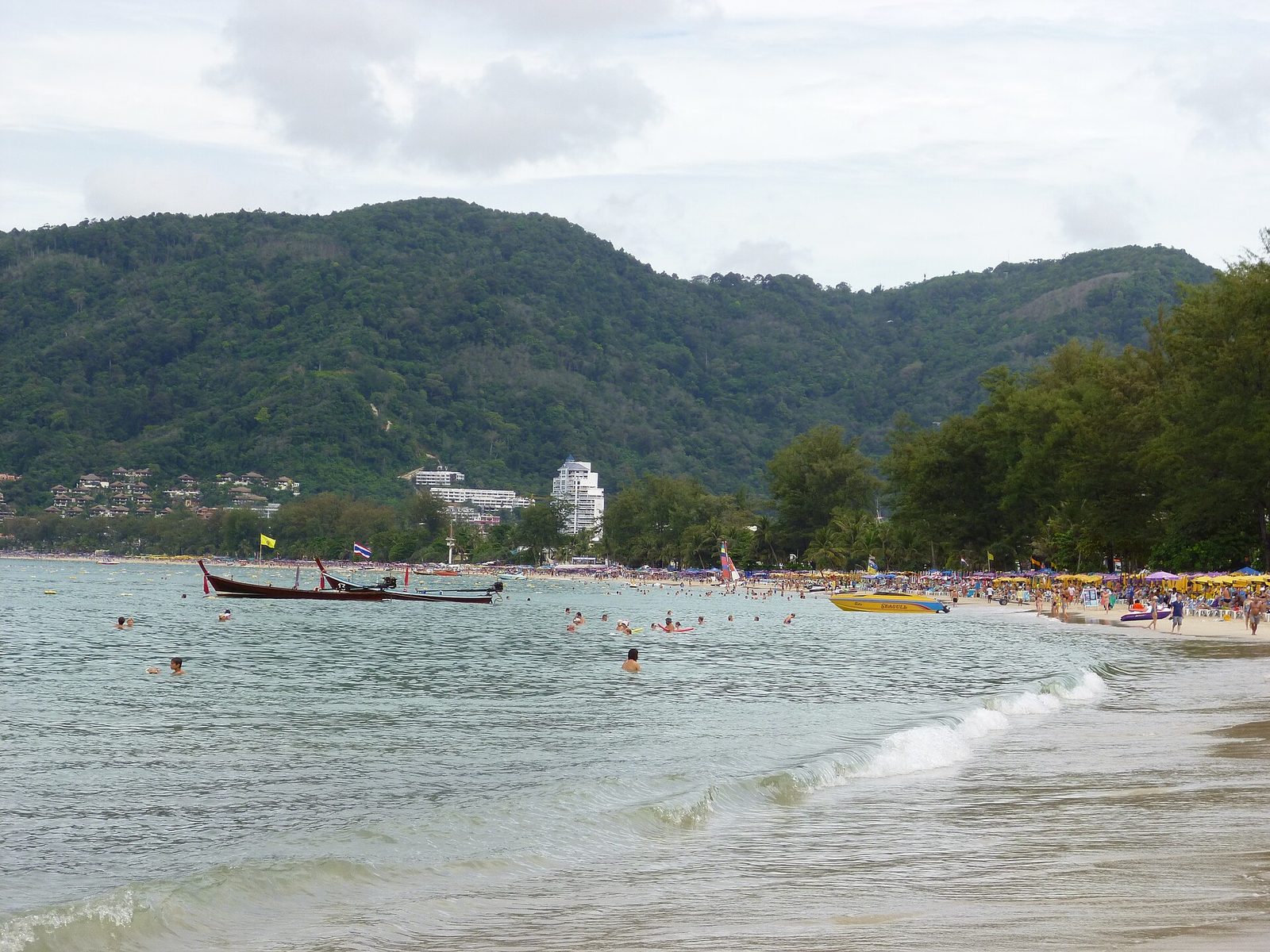 หาดป่าตองจังหวัดภูเก็ตในช่วงเปิดฤดูกาลท่องเที่ยว แหล่งรายได้หลักของผู้ประกอบอาชีพท่องเที่ยวอิสระ